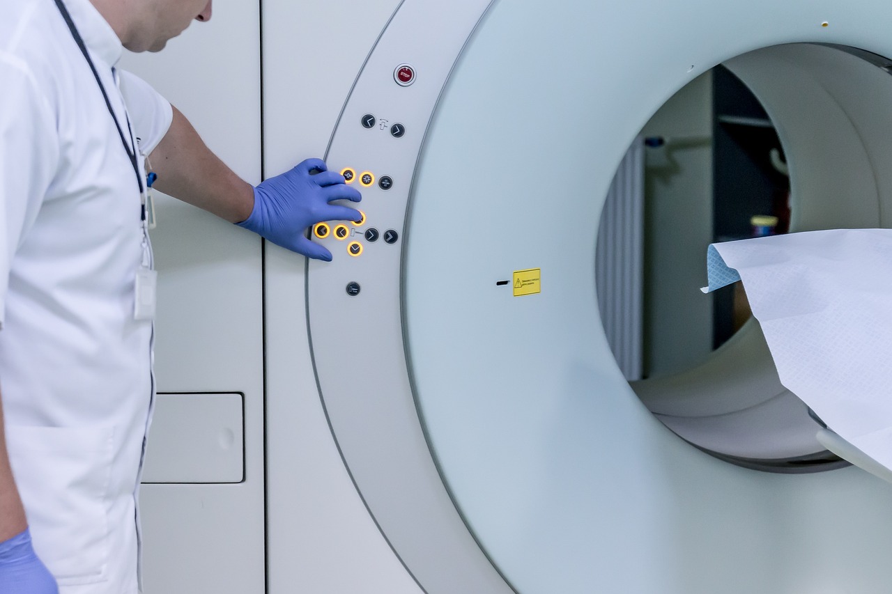 Lekarz w jednorazowych rękawiczkach obsługujący urządzenie do rezonansu magnetycznego w Częstochowie