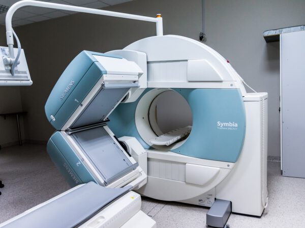 Ogromne urządzenie do rezonansu magnetycznego w szpitalu w Częstochowie