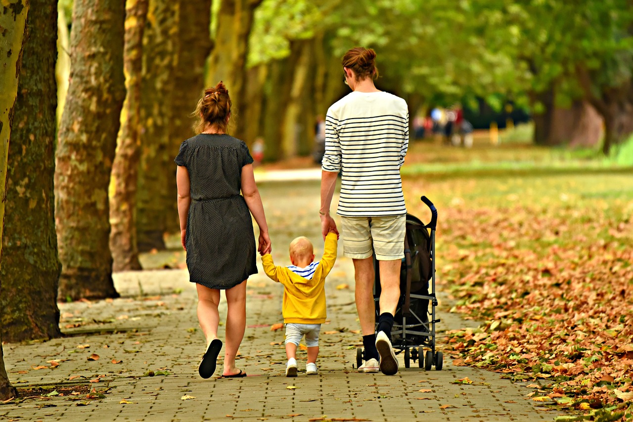 Rodzice z dzieckiem spacerujący po Częstochowie, wykorzystujący bon turystyczny na hotel w mieście