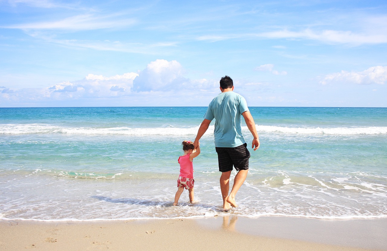 Tata z córką pochodzący z Częstochowy podczas wakacji nad morzem, korzystający z bonu turystycznego